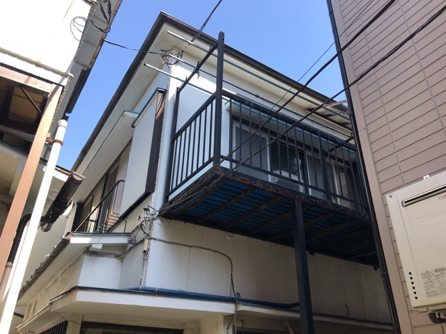 神奈川県横浜市神奈川区亀住町の木造2階建て家屋3棟解体工事前の様子です。